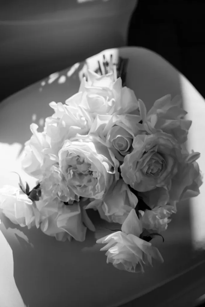Brautstrauß aus weißen Rosen in Schwarzweiß