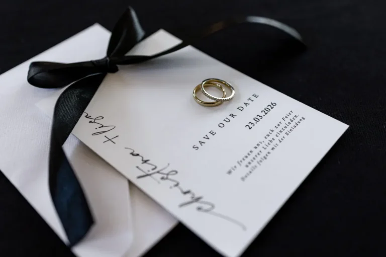 Eheringe auf einer Save-the-Date-Karte